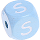 Cubos em azul bebé com letras em relevo, de 10 mm : S