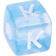 Niebieski plastik kostek z literami – wybór : K