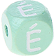 Cubos em verde menta com letras em relevo, de 10 mm – Francês : É