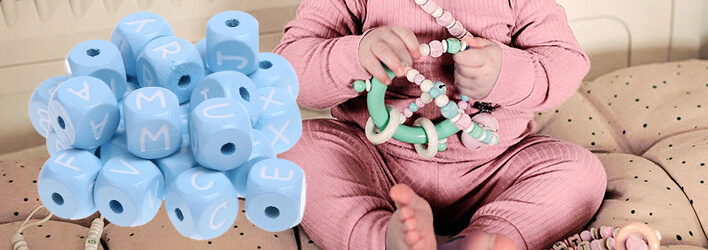 Cubos azul-bebé, em madeira, com letras esculpidas, de alta qualidade