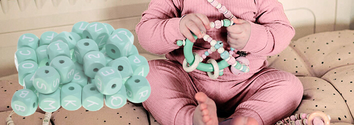 Cubos con letras en relieve de color verde menta para crear accesorios personalizados para bebés