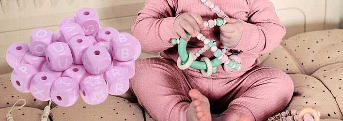 Drewniane kostki z wytłoczonymi literkami w kolorze różowym do samodzielnego wykonywania łańcuszków do smoczka, chwytaków i wielu innych akcesoriów niemowlęcych 