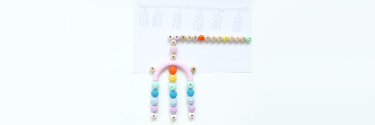 Istruzioni per creare una ghirlanda di perline di legno arcobaleno: disegno di perline e schizzo