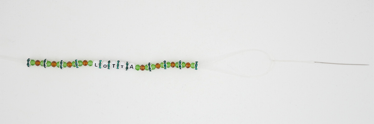 Bastelanleitung Kinderarmband mit Namen: Perlenstrang aufgefädelt
