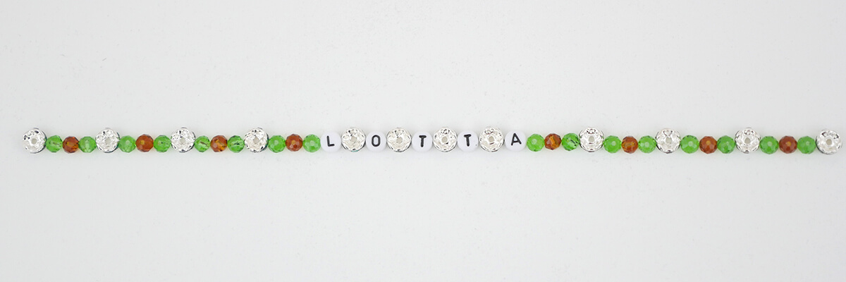 Bastelanleitung Kinderarmband mit Namen: Perlen zurechtgelegt