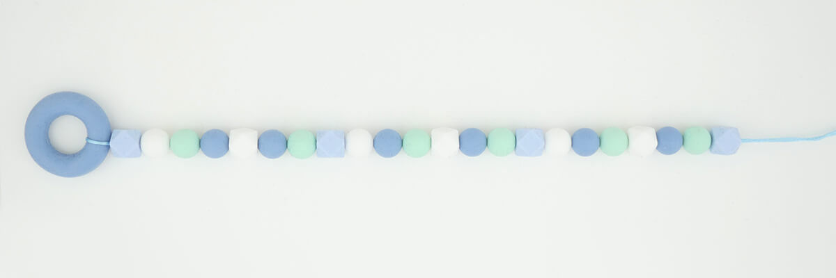 Instructions pour le montage d’un support mural en perles : enfilage de perles en silicone