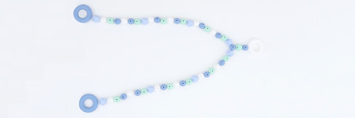 Bastelanleitung Perlen-Wandhalterung: Perlen und Mini-Ringe zurechtgelegt