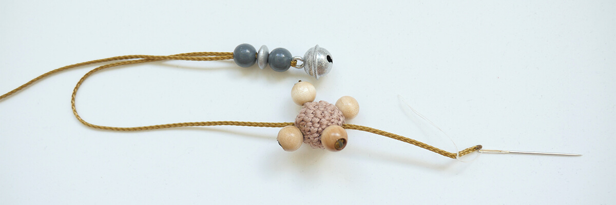Instructions de fabrication de la breloque en perles : enfiler le corps de la perle au crochet