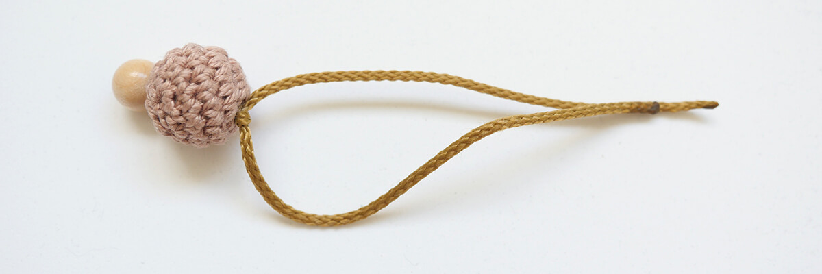 Instrucciones de elaboración del amuleto de perlas con forma de animalito: Soldadura de extremos de cordón para enhebrar