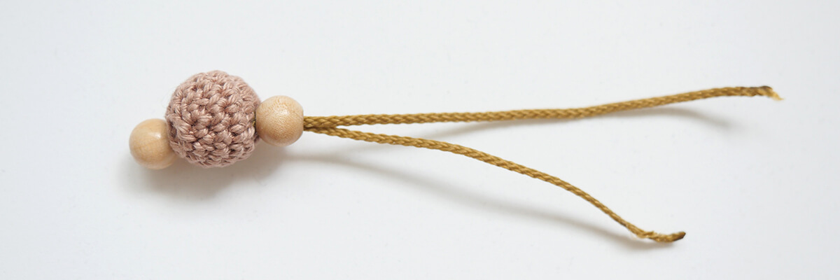 Instrucciones de elaboración del amuleto de perlas con forma de animalito: Soldadura de extremos de cordón para enhebrar