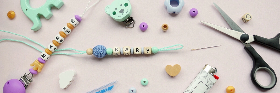 Schnullerkette mit Namen als Geschenk zur Geburt basteln